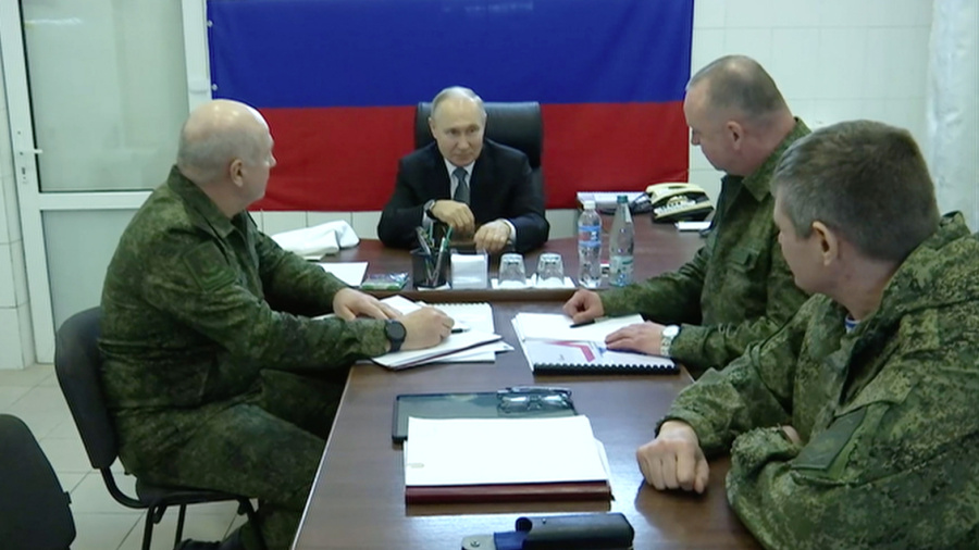 En Ukraine, Poutine et Zelensky près de leurs troupes