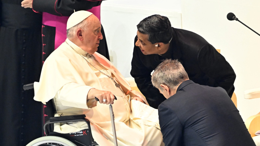 Le pape prêche contre \