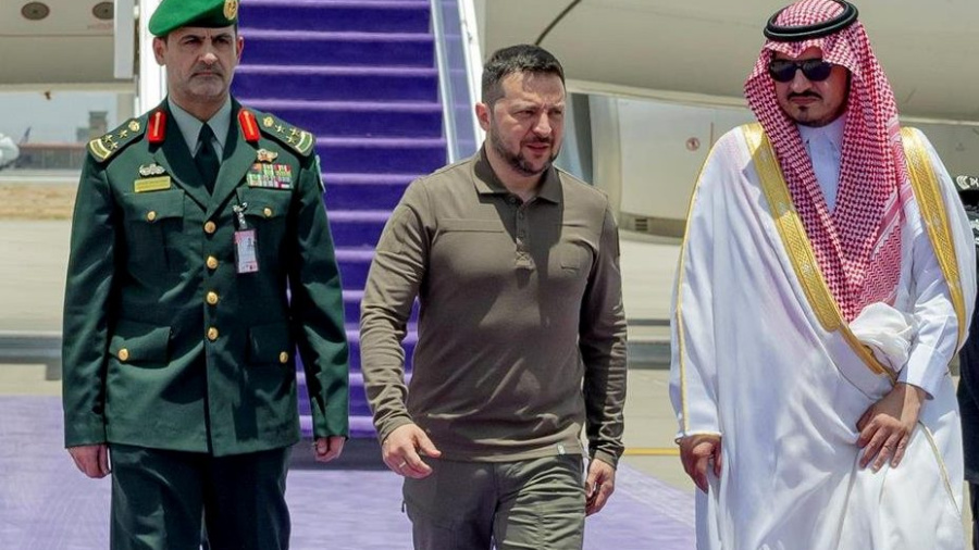 En route pour le G7, Zelensky fait escale à Jeddah