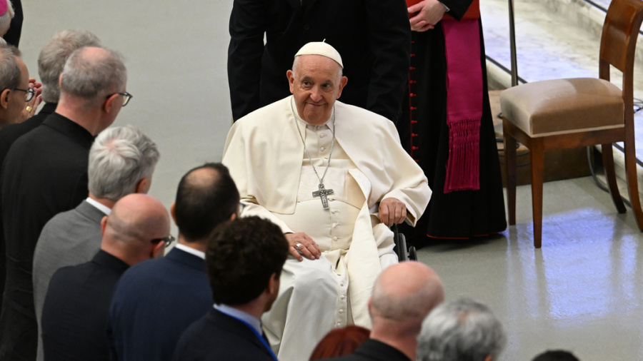 Le pape François, fiévreux, annule ses rendez-vous