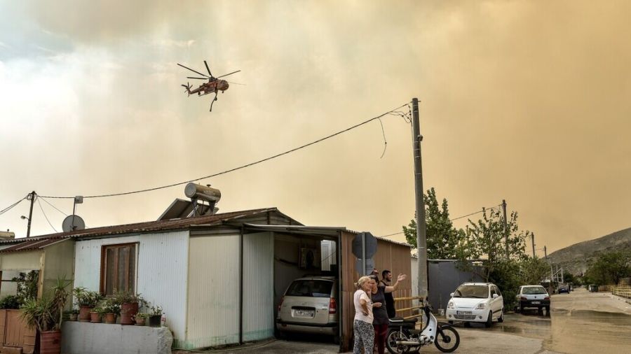En Grèce, les pompiers sur tous les fronts