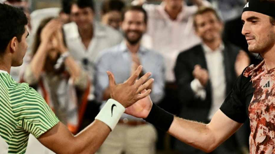 Roland-Garros: Alcaraz surclasse Tsitsipas et rejoint Djokovic en demi-finales