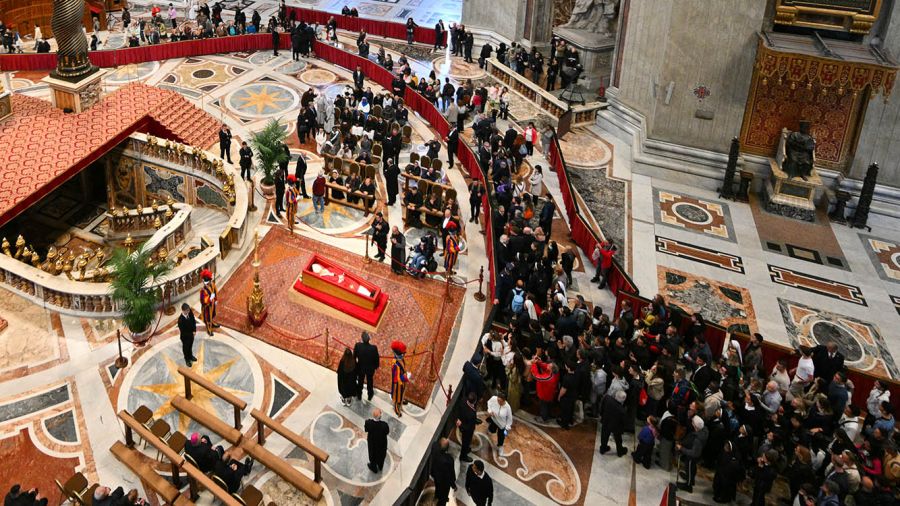 Dernier jour d'hommage au Vatican avant les funérailles du pape