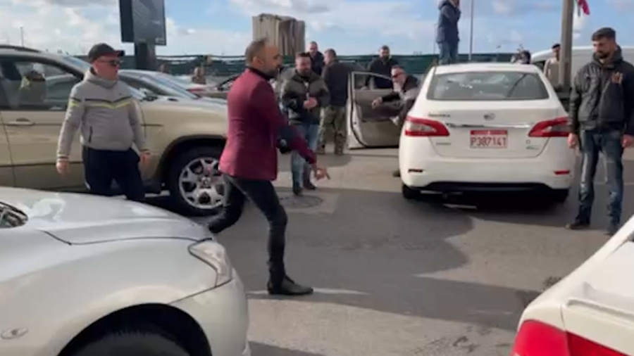 Les conducteurs de taxis bloquent l’avenue Charles Helou