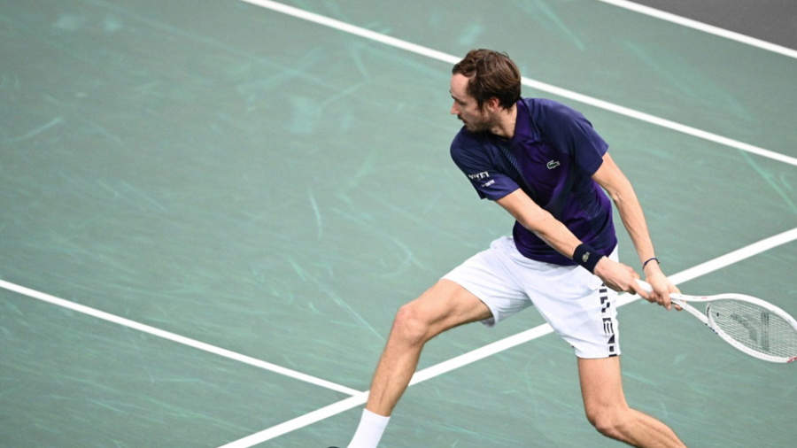 Medvedev tombe de haut à Paris