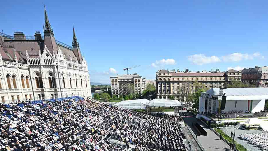Budapest: des dizaines de milliers de personnes à la messe papale