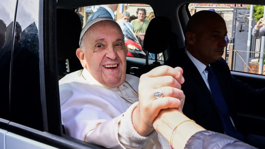 Le pape François est sorti de l'hôpital