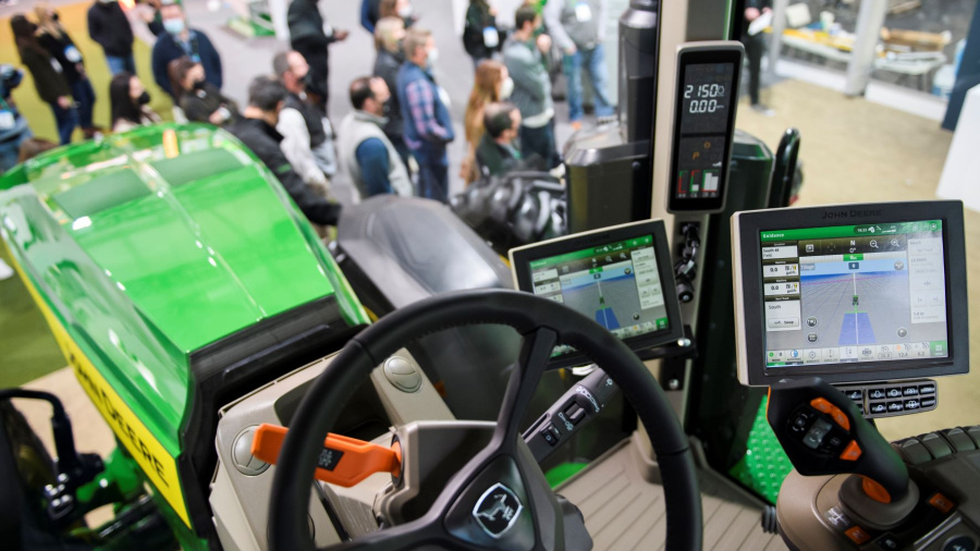 Tracteurs et robots autonomes débarquent dans les fermes