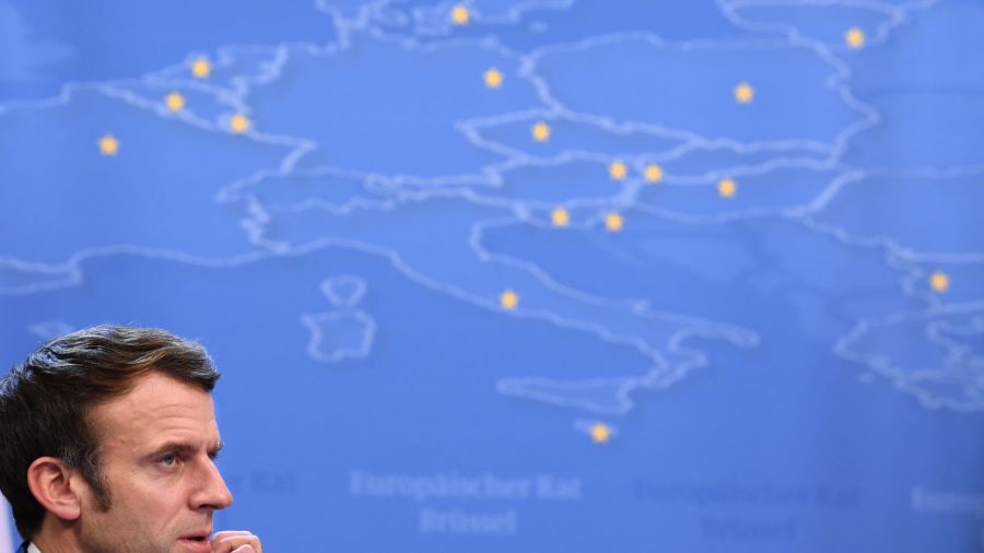 Macron, un quasi candidat à l'offensive
