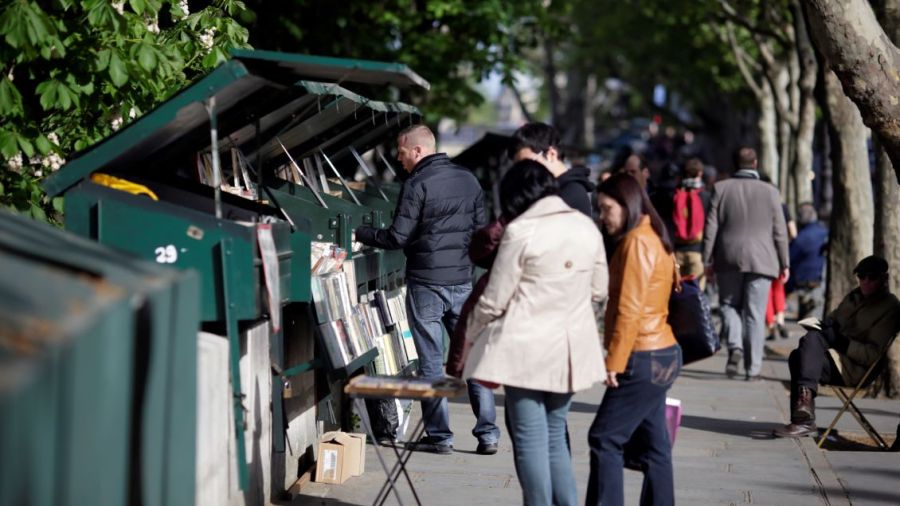 JO 2024 : les bouquinistes délogés en plein désarroi