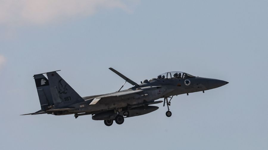 Israël frappe Téhéran tandis que l'Iran riposte par des tirs de missiles balistiques