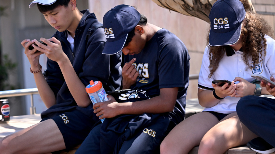 Australie: Meta, TikTok et Snapchat condamnent l'interdiction des réseaux sociaux aux moins de 16 ans