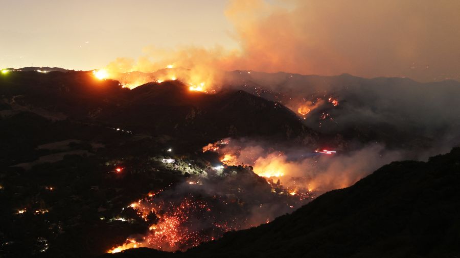 Los Angeles suffoque sous les flammes: 10 tués et des milliers d'évacués
