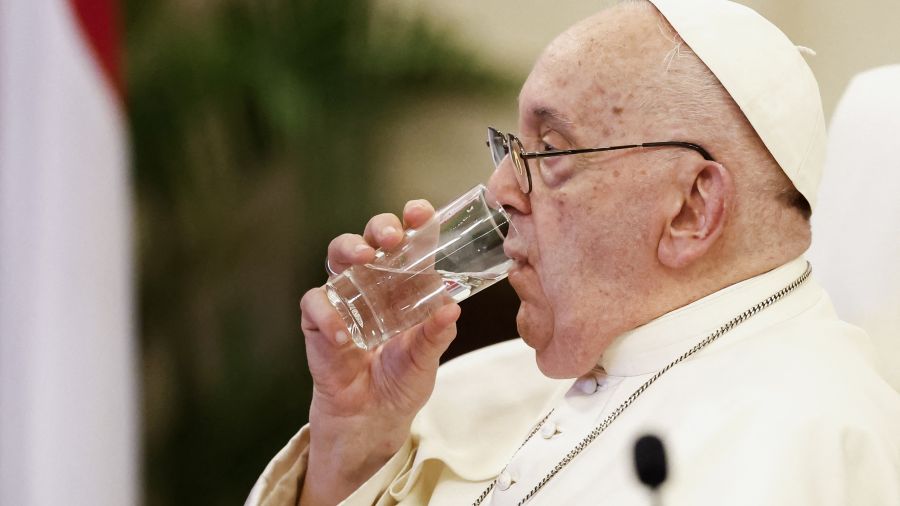 Le pape, hospitalisé pour une pneumonie, respire sans assistance