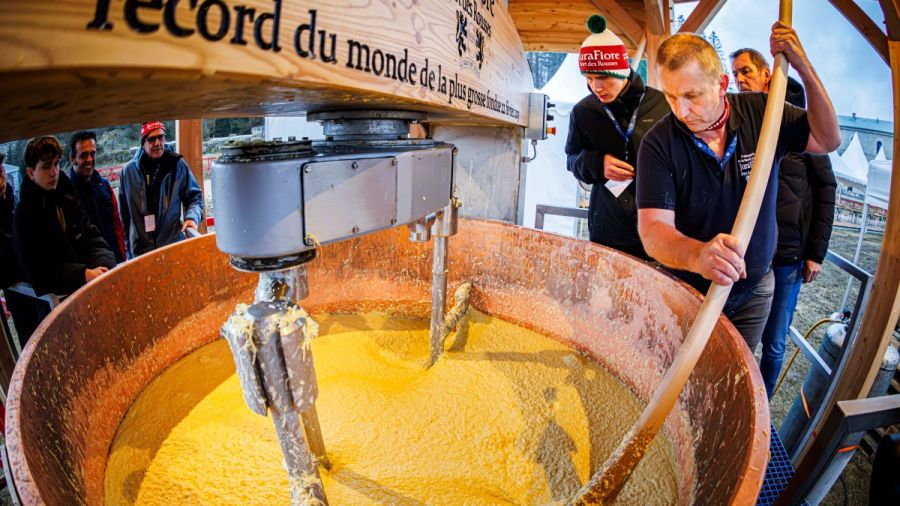 Fondue géante: la France fait fondre le record mondial au Fort des Rousses 
