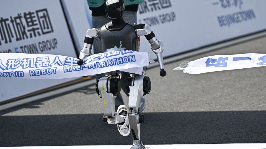 Première mondiale en Chine: un semi-marathon... de robots humanoïdes