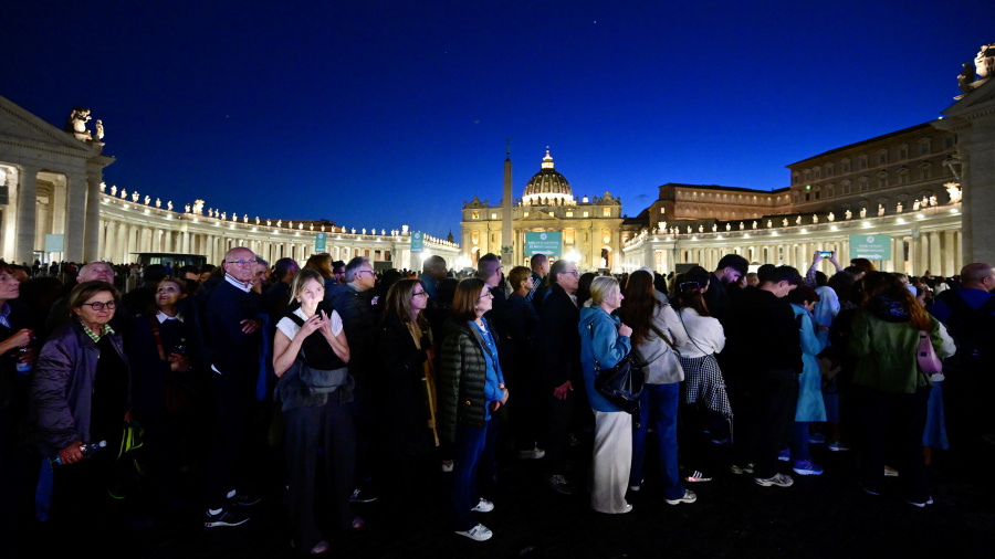 Nouvelle journée d'hommage au pape François à la basilique Saint-Pierre
