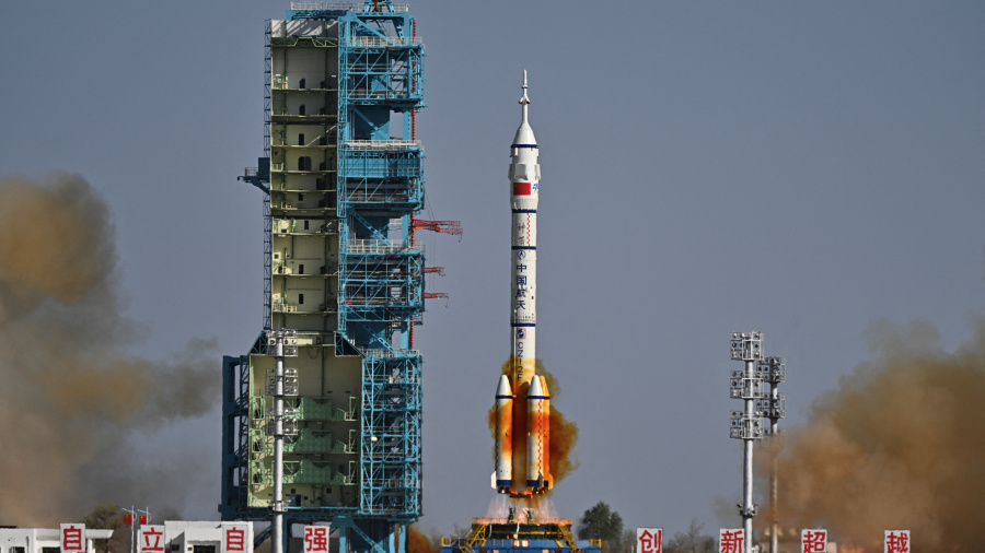 Un nouvel équipage s'envole pour la station spatiale chinoise