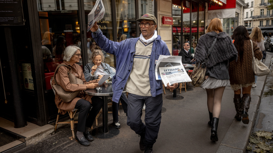 Ali Akbar, dernier crieur de journaux de Paris, bientôt décoré par la République