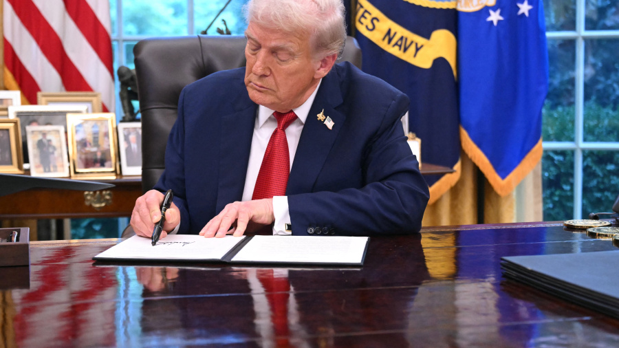 Ce qu’il faut savoir sur la taxe de 100% de Trump sur les médicaments importés