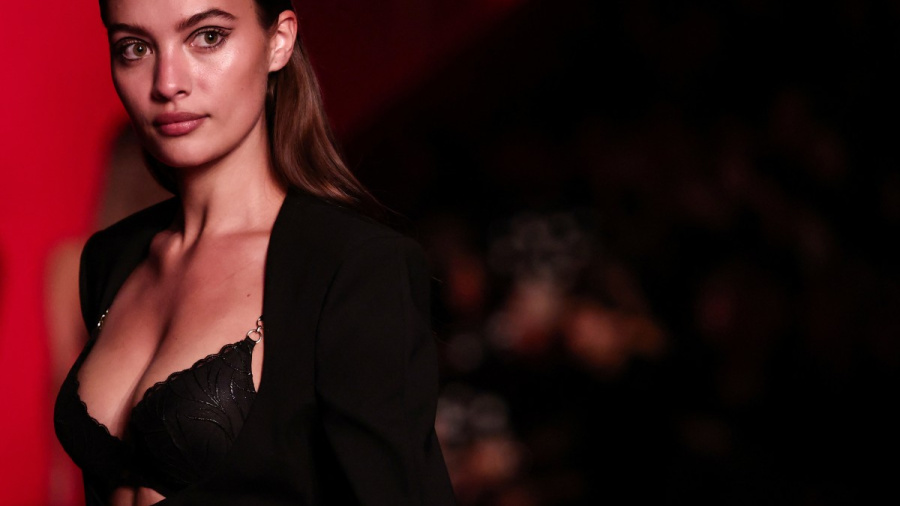 Jonathan Anderson redéfinit le féminin chez Dior à Paris
