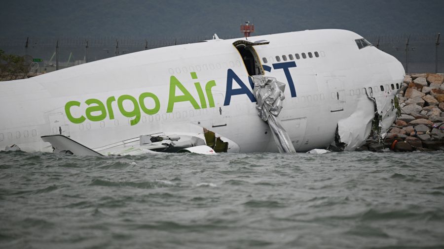 Un avion-cargo quitte la piste à Hong Kong: deux morts