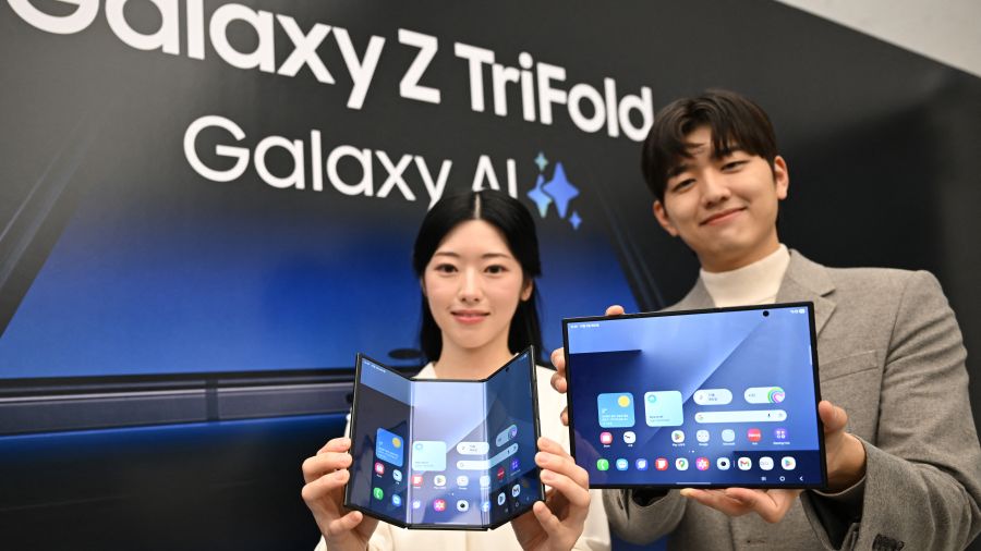 Samsung présente son premier téléphone pliable en trois