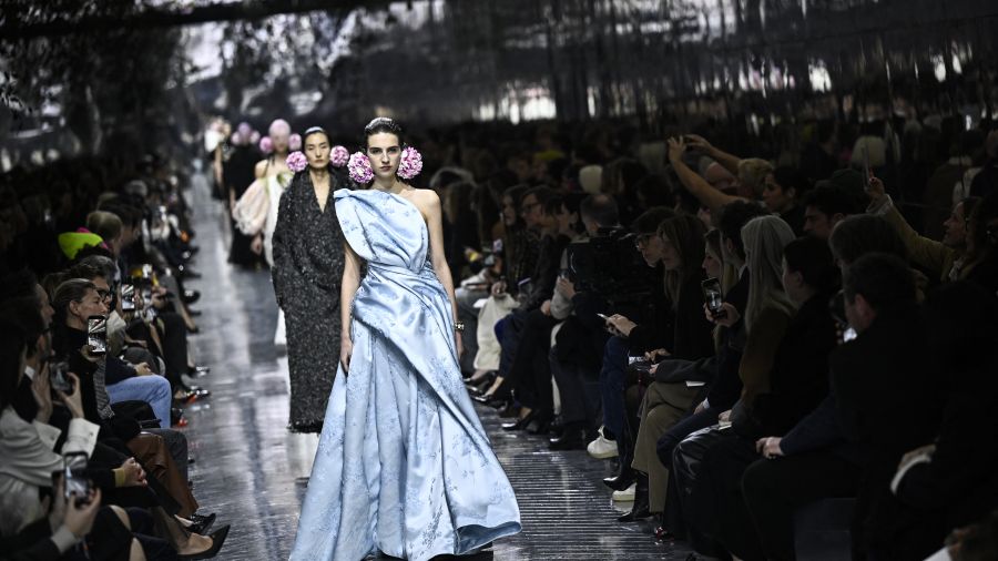 Haute couture: Jonathan Anderson signe un baptême floral chez Dior