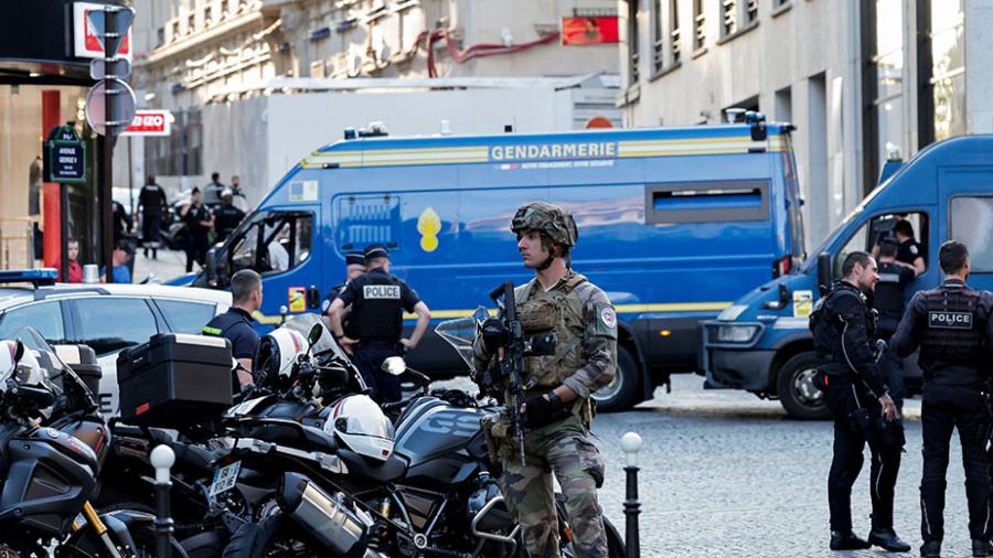 Paris: attaque au couteau sur un policier, l'assaillant tué