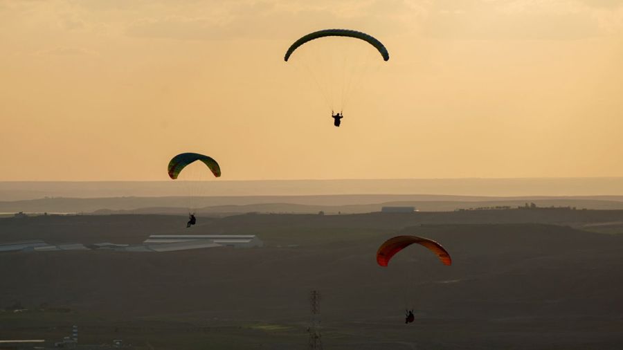  Des Irakiens participent à un championnat de parapente à Dohouk