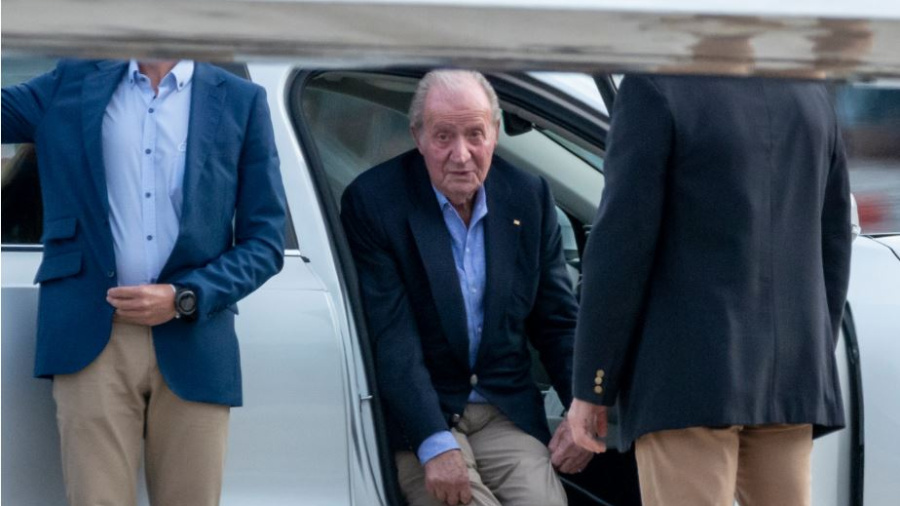Bourbon en exil, Juan Carlos Ier visite l'Espagne