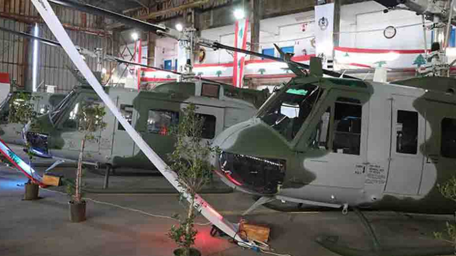 Don américain de trois hélicoptères militaires à l’armée