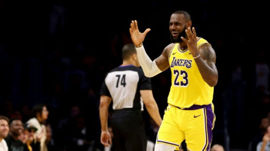 NBA: LeBron James en patron, Denver tombe