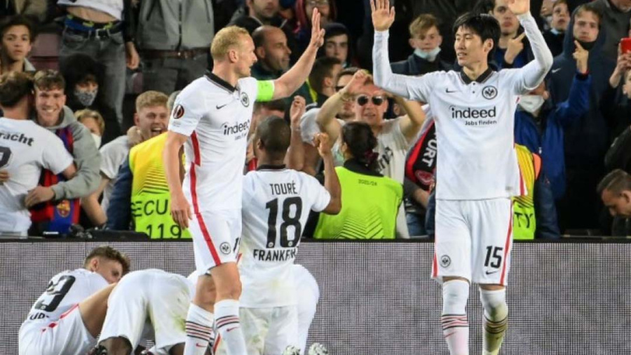 L'Eintracht terrasse le Barça et file en demies