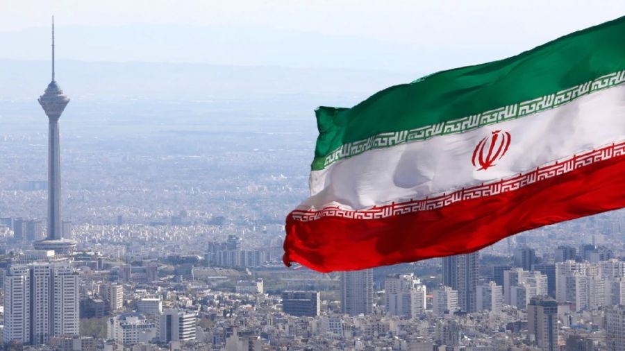 L'Iran dévoile son premier porte-drones