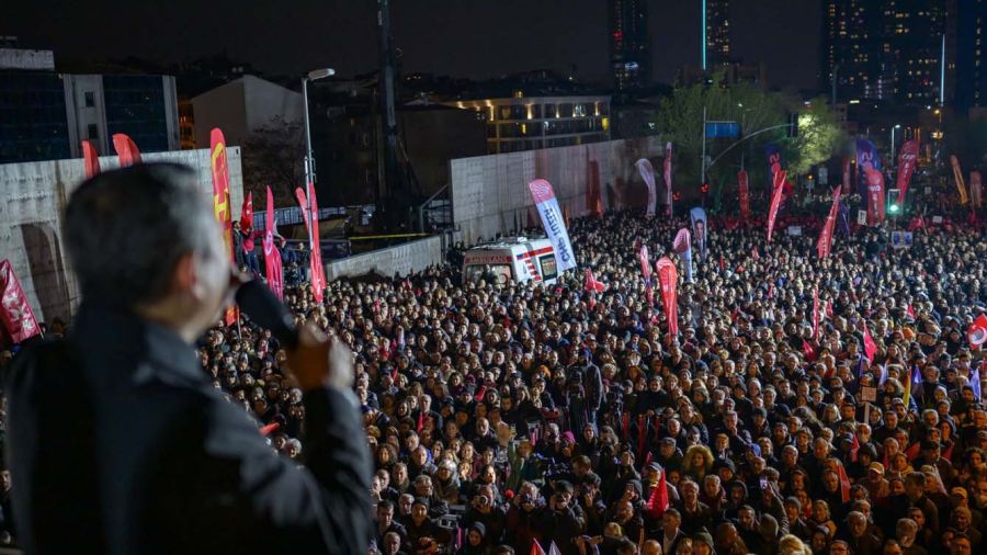 Istanbul se soulève: la rue réclame la libération d'Ekrem Imamoglu