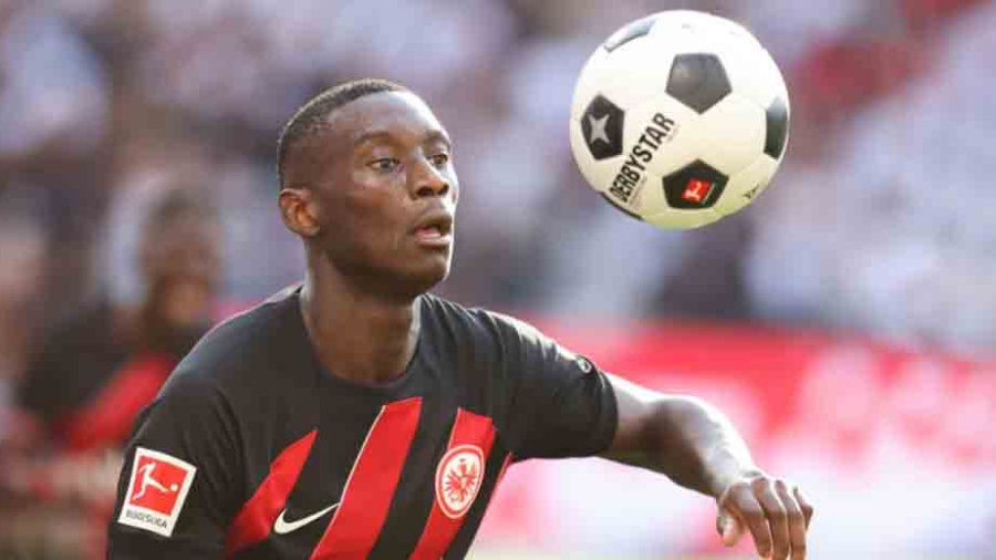 Foot: Paris s'offre Kolo Muani sur le fil