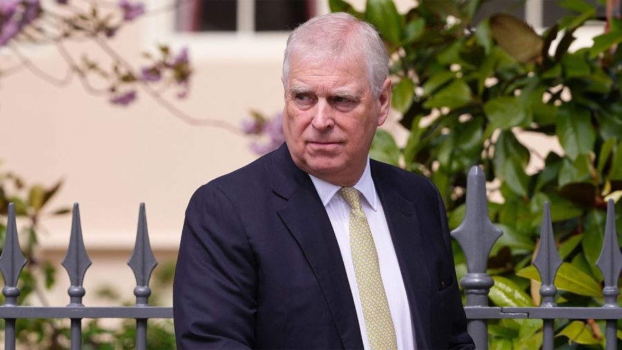 Le prince Andrew, l’éternel fardeau de la monarchie britannique, déchu de ses titres