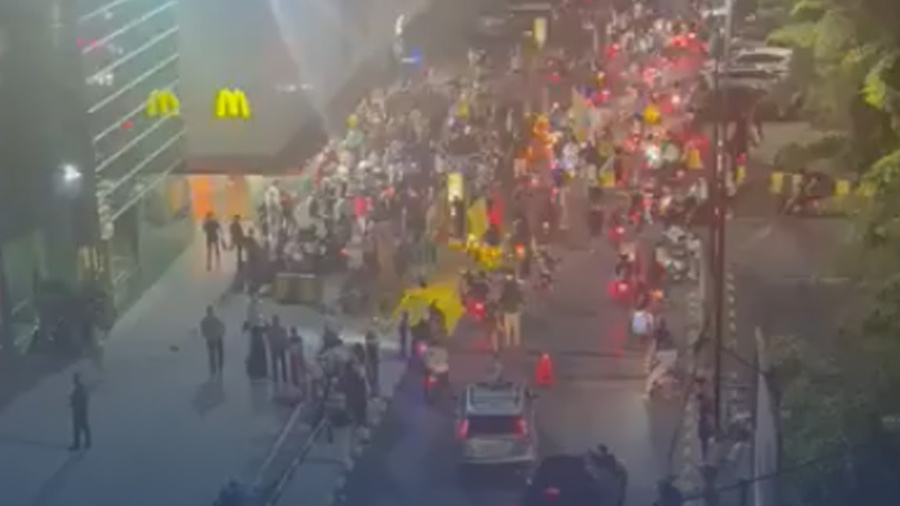 Manifestations devant un McDonald's à Saïda