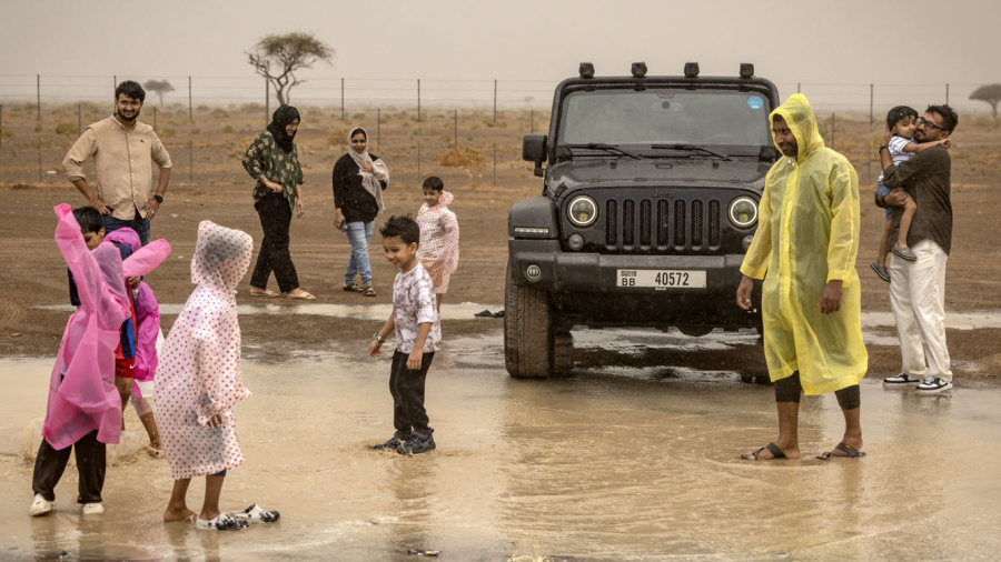 Privés de mousson, des expatriés indiens traquent la pluie dans le désert des Émirats