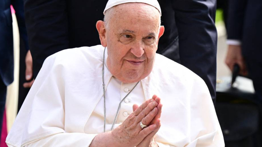 Le pape conclut à Singapour le plus long voyage de son pontificat en rassurant sur sa santé