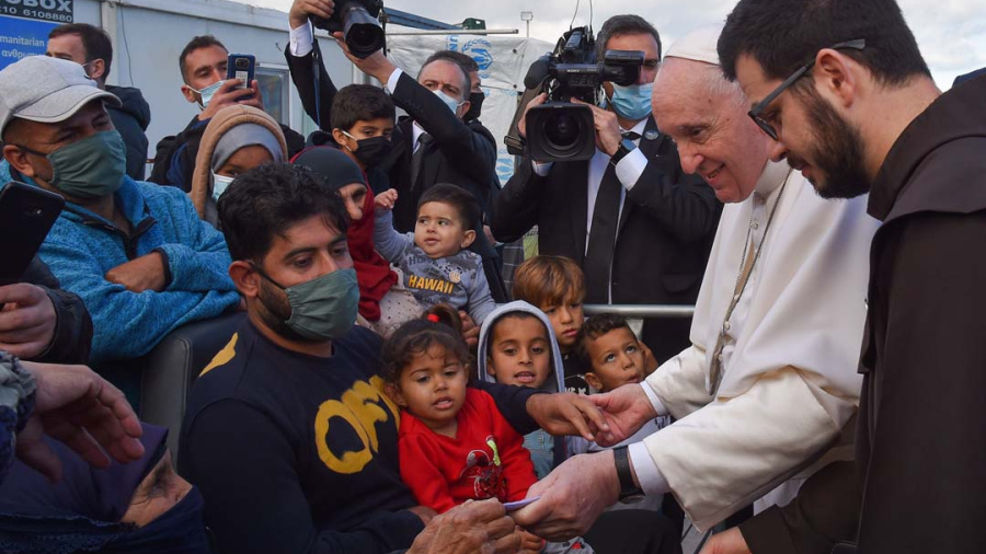 Migrants: À Lesbos, le pape appelle à mettre fin à un «naufrage de civilisation»