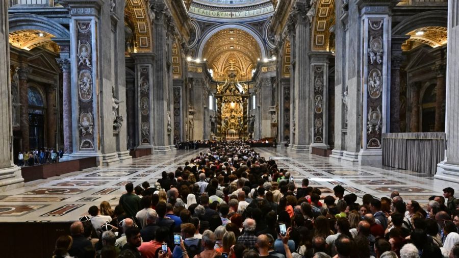 Les fidèles affluent à la basilique Saint-Pierre pour saluer la dépouille du pape