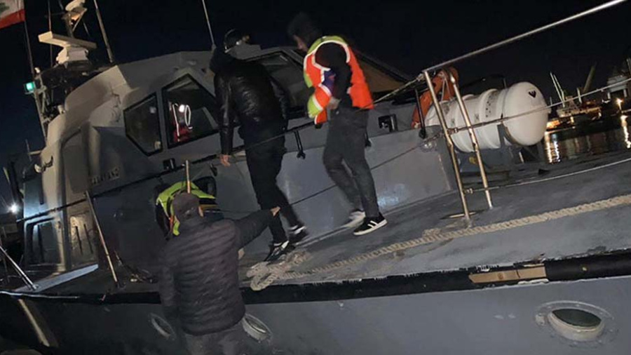 L’armée sauve 51 personnes du naufrage d'un bateau de migrants