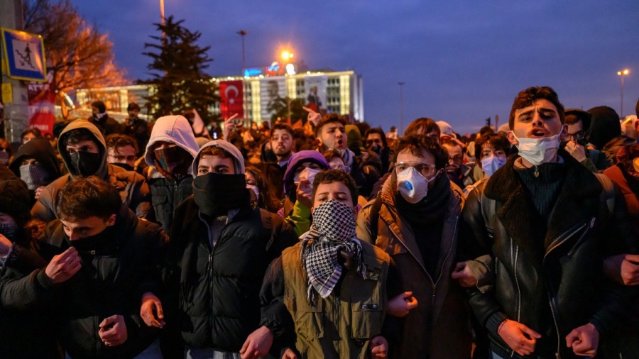 Turquie: manifestations massives en soutien au maire d'Istanbul qui en appelle à la \