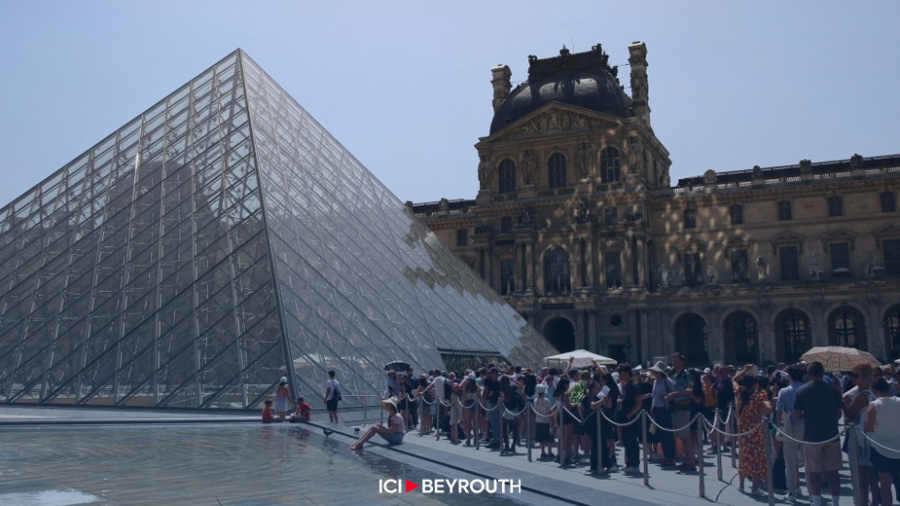 Les touristes au Louvre malgré la hausse des prix