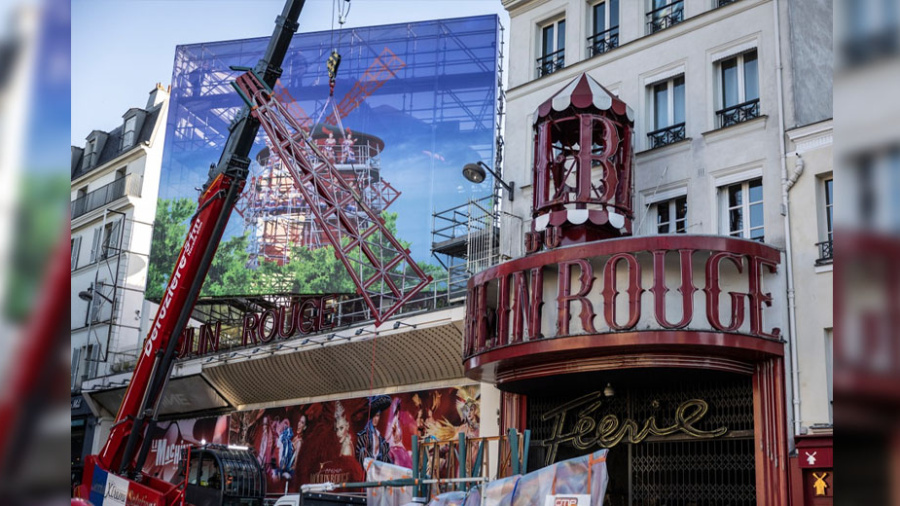 À Paris, le Moulin Rouge retrouve ses ailes